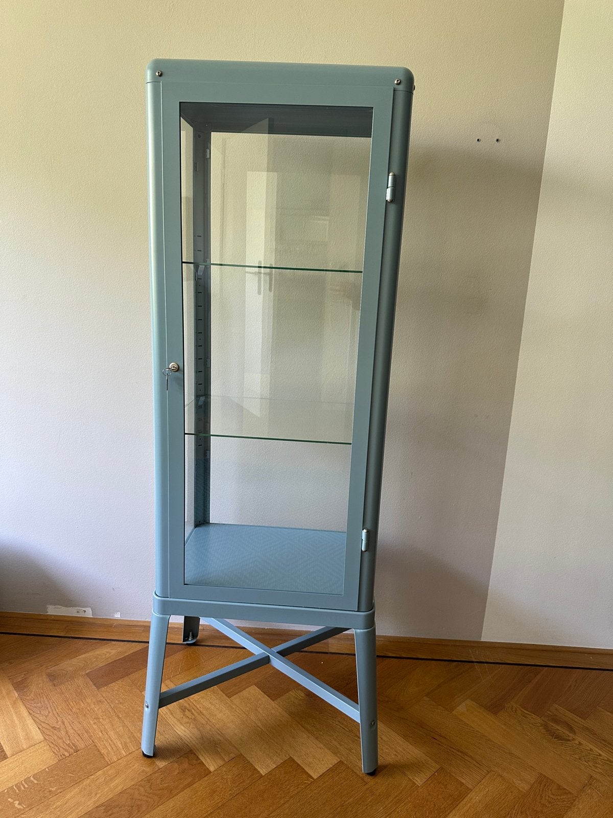 IKEA FABRIKÖR vitrinekast. Blauw. Ophalen in Uithoorn, Huis en Inrichting, Kasten | Vitrinekasten, Ophalen, 100 tot 150 cm, 50 tot 100 cm