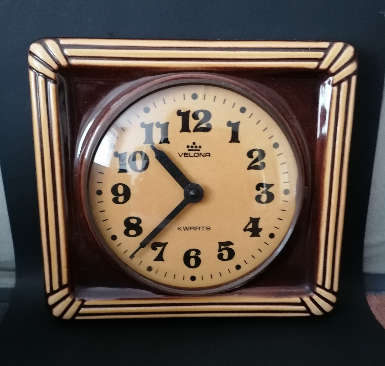 Vintage Velona Kwarts Wandklok - Bruin Keramiek, Antiek en Kunst, Antiek | Klokken, Ophalen of Verzenden