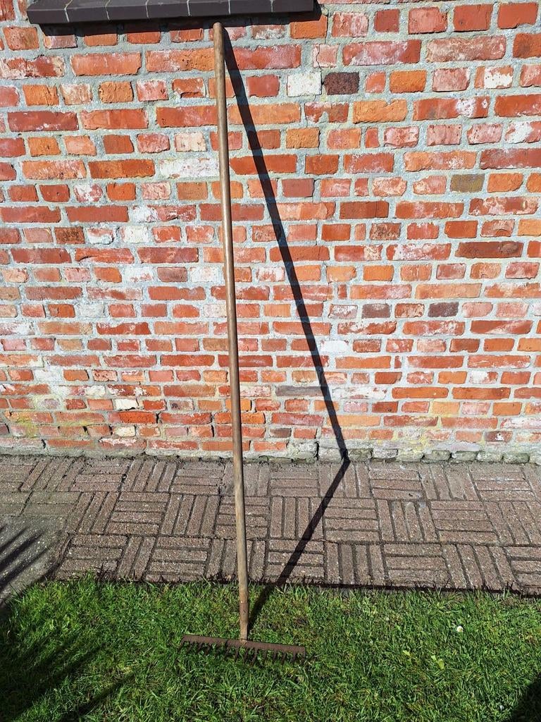 Oude hark met houten steel, Ophalen