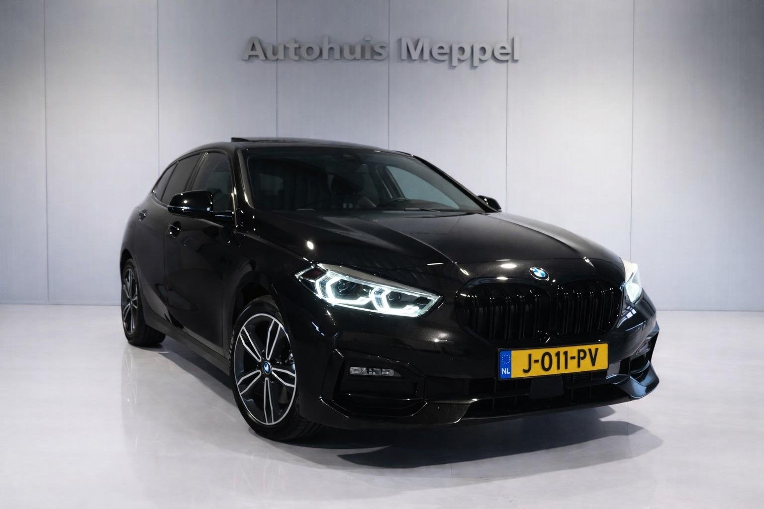 BMW 1 Serie 118i Sport Line | LED | Harman/Kardon | Panorama, Auto's, Gebruikt, Origineel Nederlands, Handgeschakeld, 19 km/l