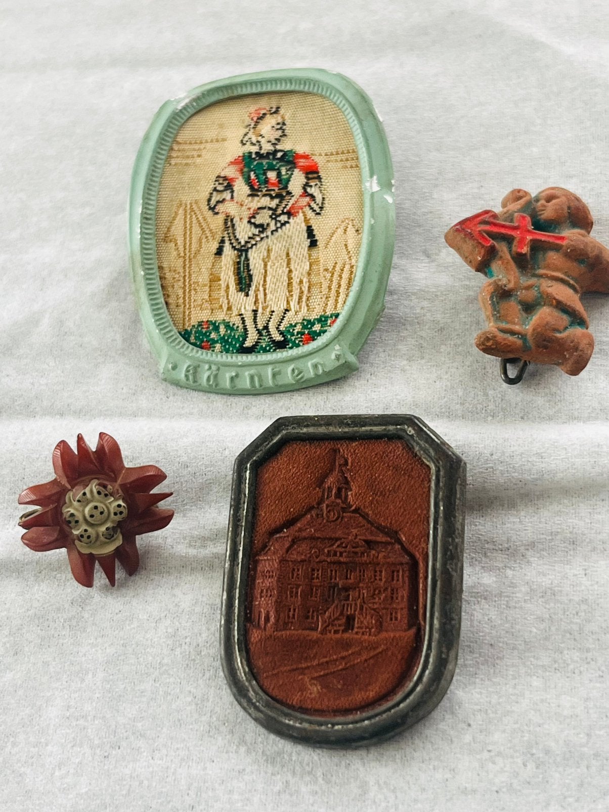 4 Hilfswerk speldjes ca. 1938-1941 WHW, Verzenden, Overige soorten, Duitsland, Embleem of Badge