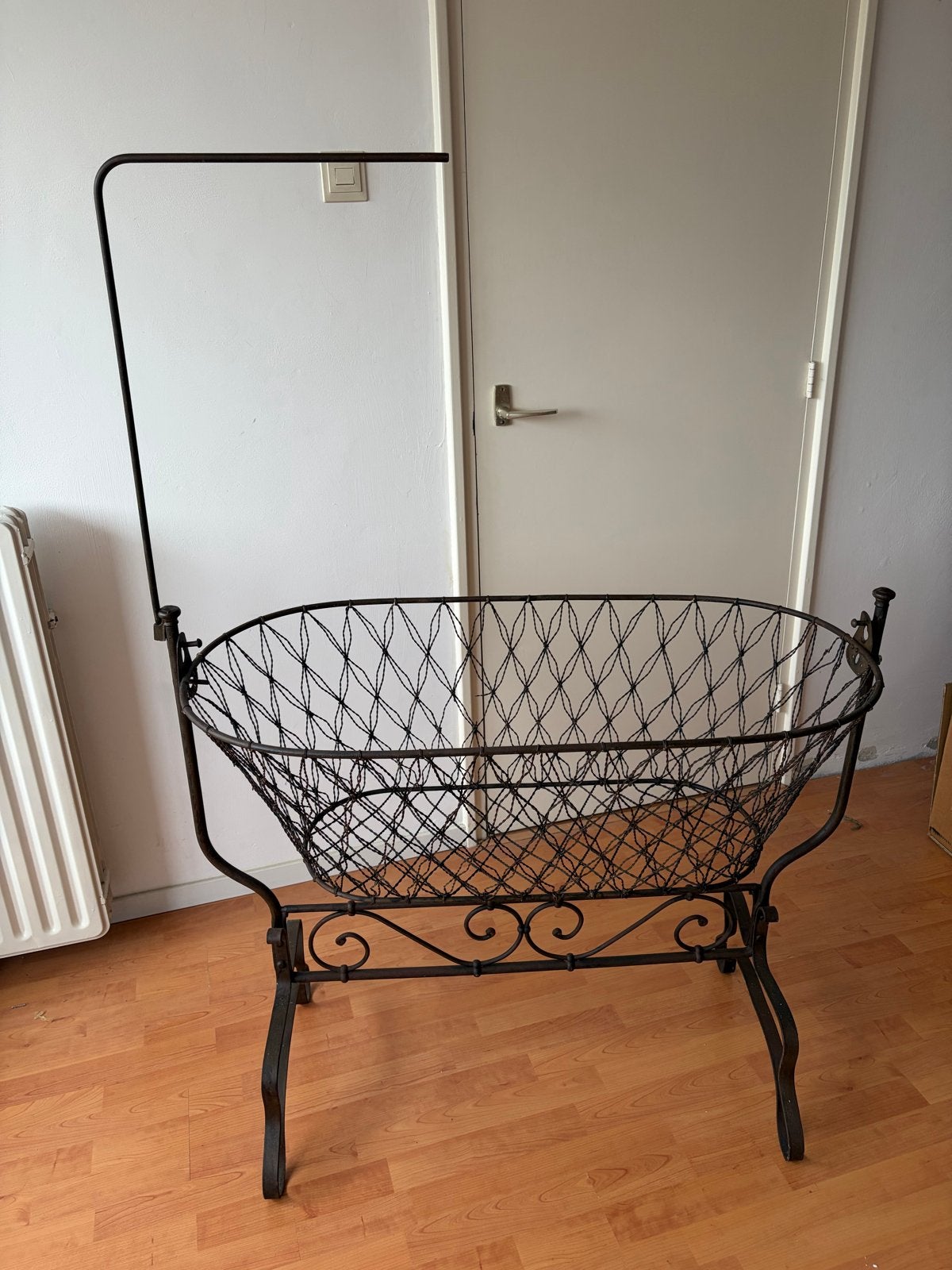 Antieke smeedijzeren babywieg (draadwieg) met hemelstang, Kinderen en Baby's, Babywiegjes en Ledikanten, Ophalen