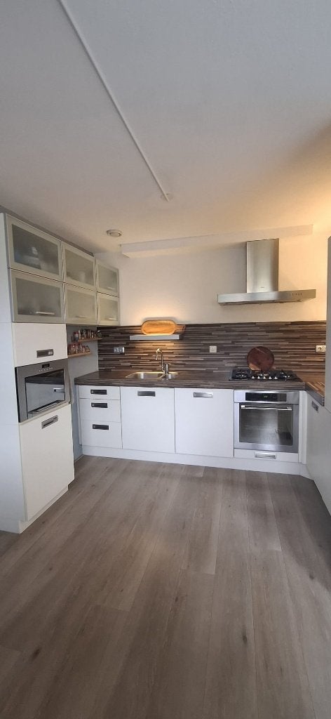 Gebruikte keuken met Pelgrim-apparatuur en verlichte planken, Ophalen, Gebruikt, Hoekkeuken, Kunststof