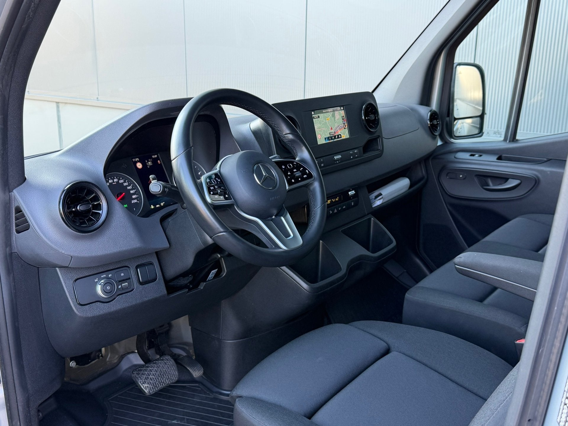 Mercedes-Benz Sprinter 317 CDI 170PK L2H2 |LED|ACC|LANE|CAM|, Auto's, Automaat, Dealer onderhouden, Gebruikt, Zwart