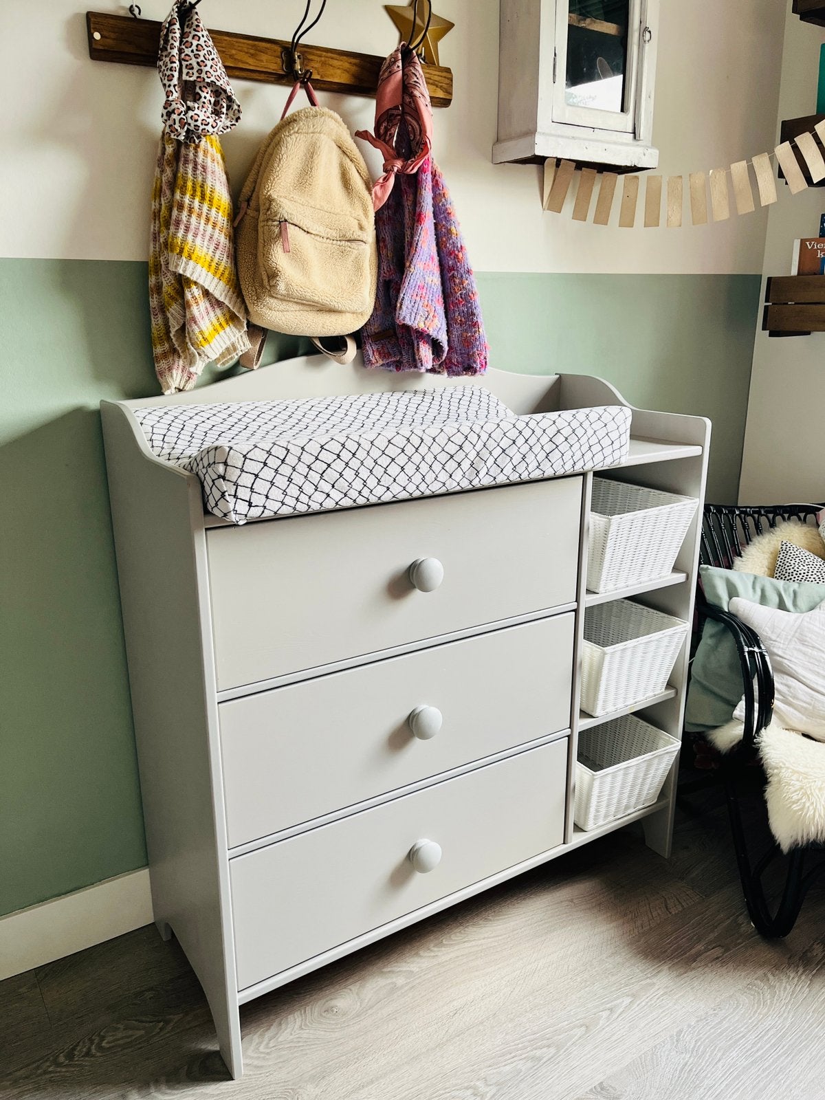 Vintage brocante Commode zacht grijs ladekast, Ophalen, Zo goed als nieuw, Jongetje of Meisje