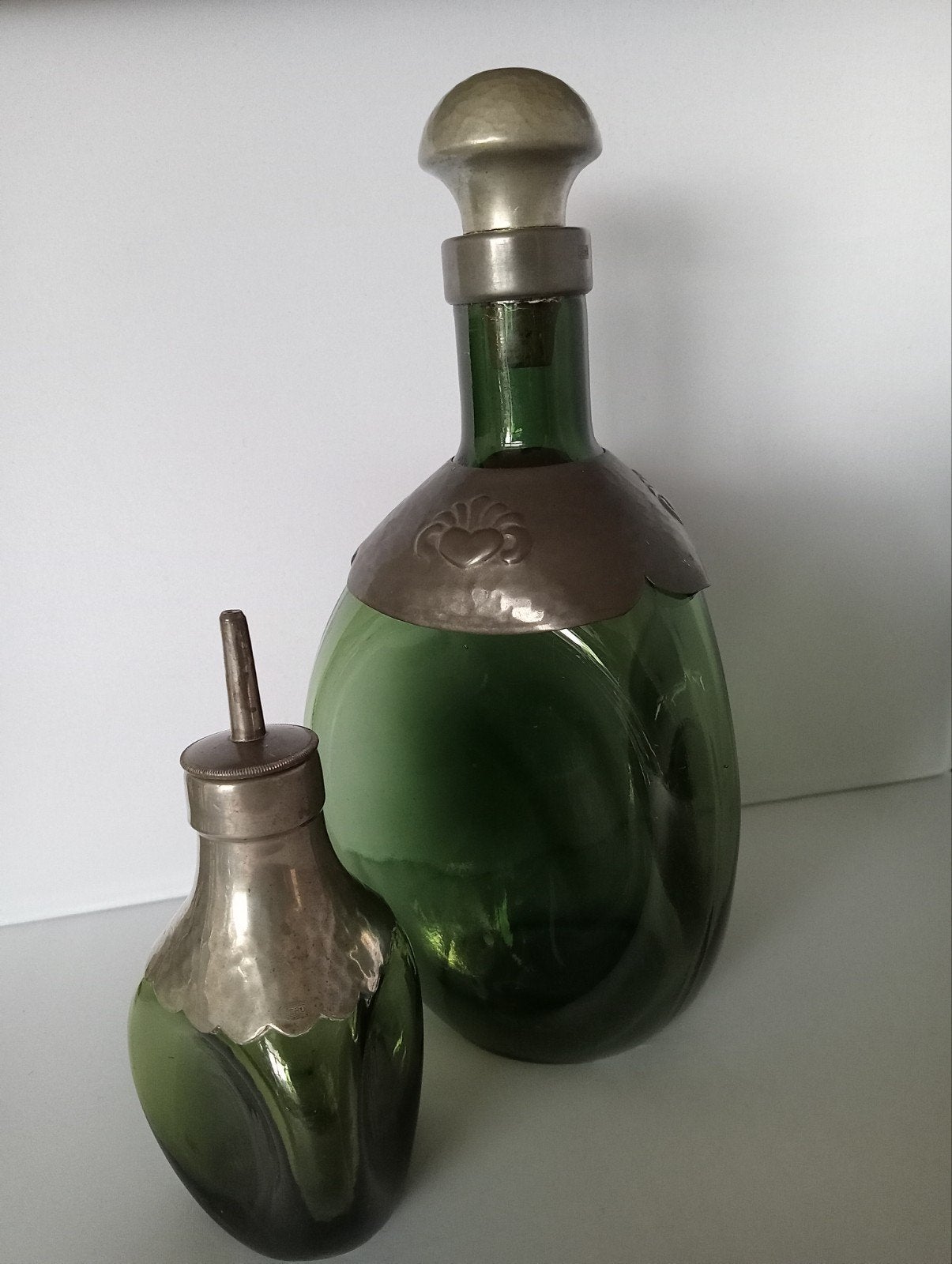 Karaffen 2 stuks groen glas met tin gero, Antiek en Kunst, Ophalen of Verzenden