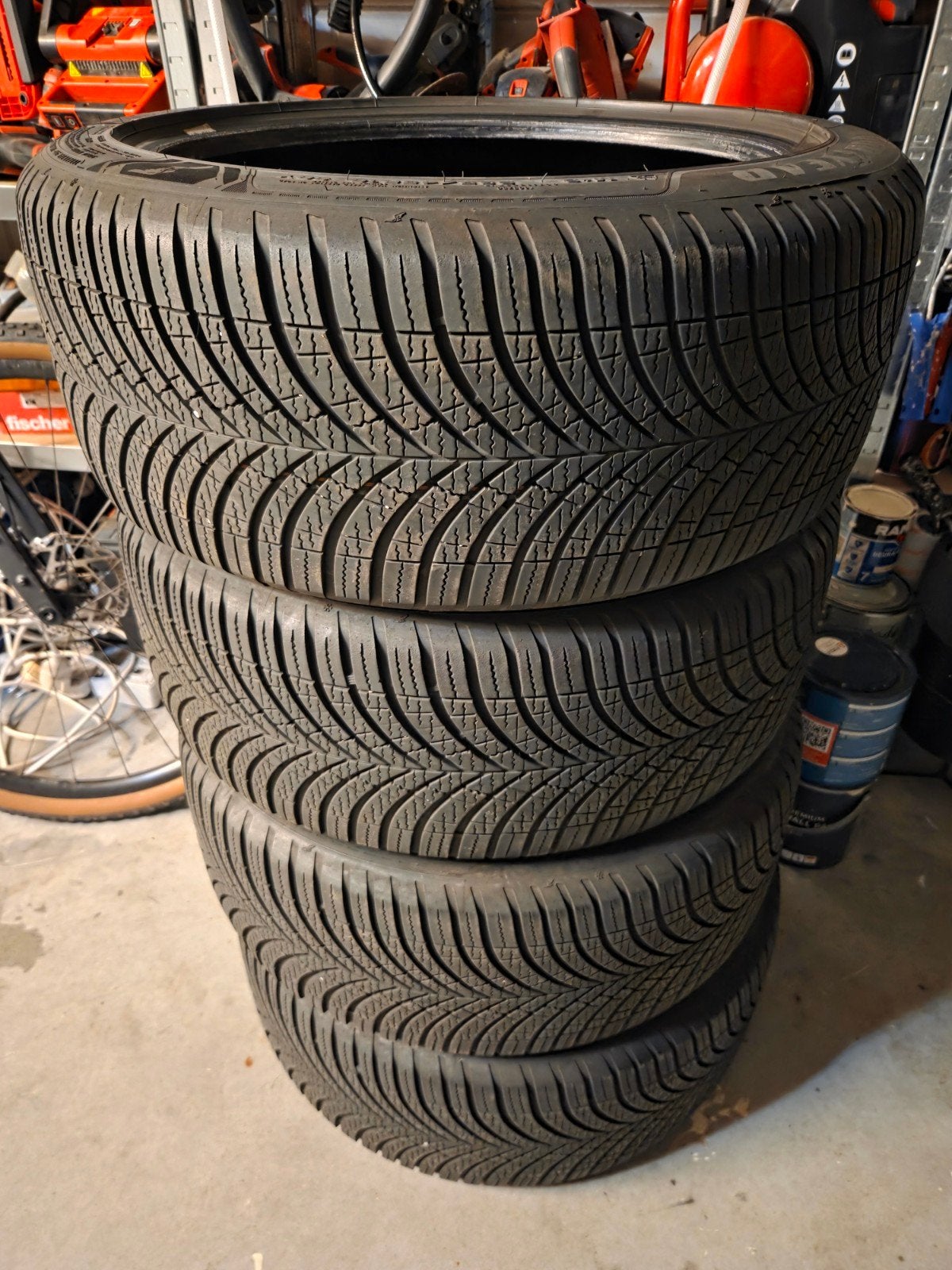 Tesla all season banden Goodyear 18", Ophalen, 18 inch, Gebruikt, 235 mm