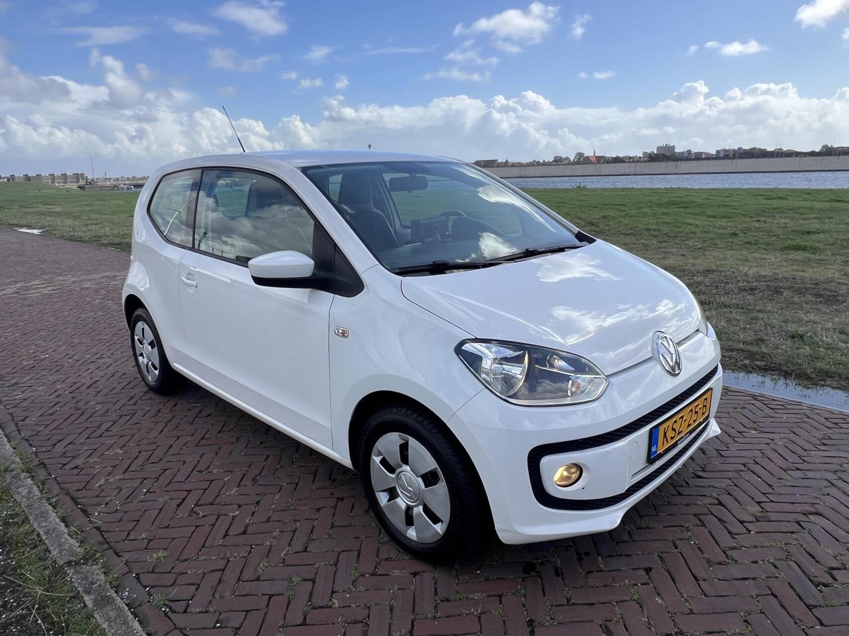 Volkswagen Up! 1.0 AIRCO|APPLE CARPLAY|ST.VERW|LEDER|NW APK, Auto's, Gebruikt, Stoelverwarming, 60 pk, Leder en Stof