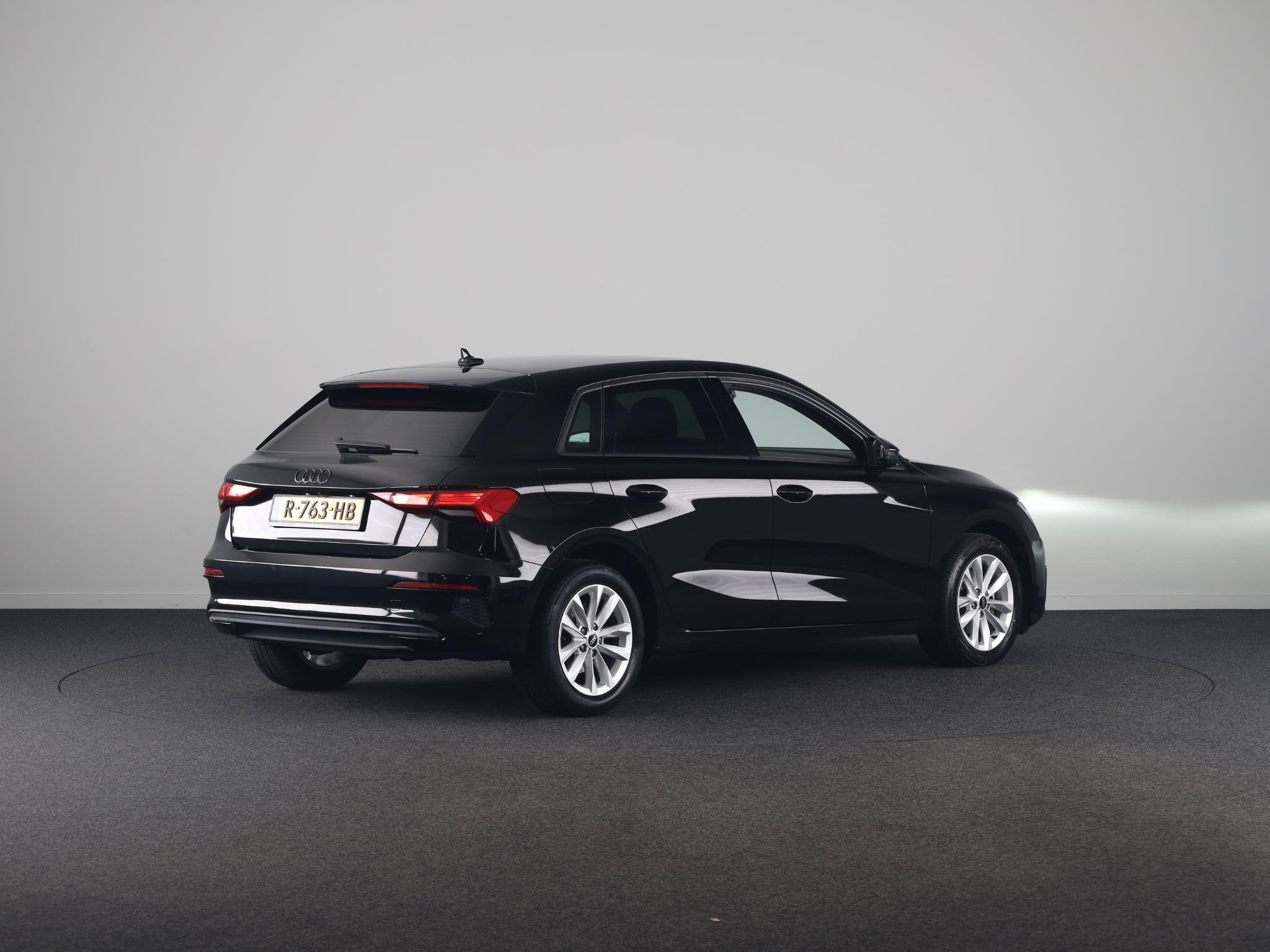 Audi A3 Sportback 30 TFSI Pro Line 110 pk S-tronic | Navigat, 12 maanden, Stof, Gebruikt, Zwart