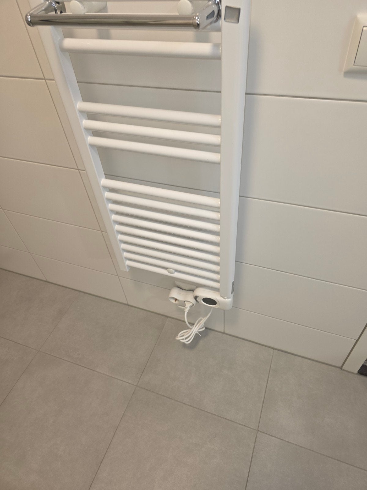 Te koop electr. handdoek radiator nieuw met thermostaat, Radiator, Nieuw, Ophalen of Verzenden, 60 tot 150 cm