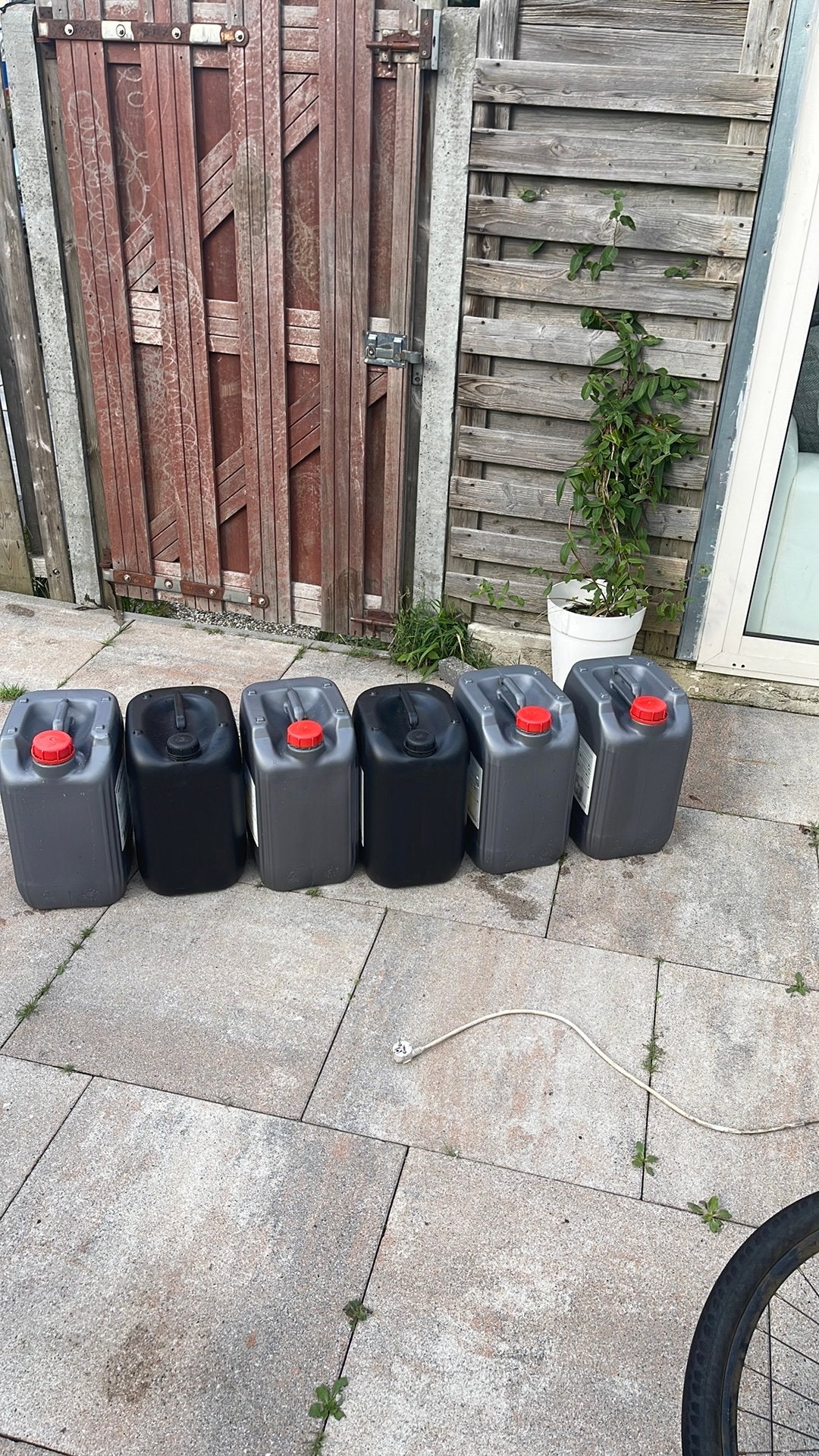 Set van 6 lege jerrycans met rode doppen 20L, Ophalen, Gebruikt