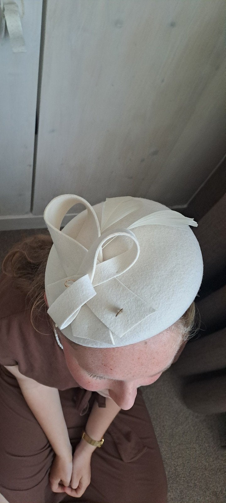 Elegante witte fascinator van 100% wol - Made in Italy, Ophalen of Verzenden, Zo goed als nieuw, One size fits all, Hoed