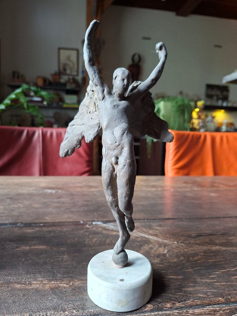 Gevleugelde figuur op marmeren sokkel door Hubert van Lith, Ophalen of Verzenden
