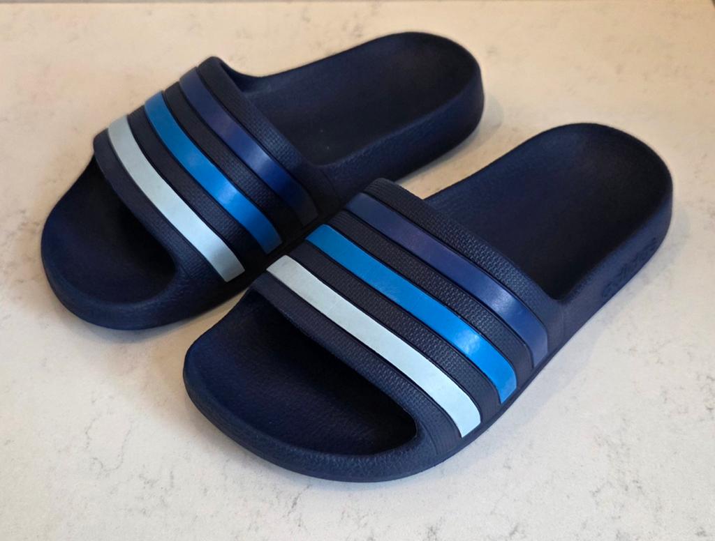 Adidas Adilette Slippers Maat 29 - Blauw met strepen, Kinderen en Baby's, Kinderkleding | Overige, Zo goed als nieuw, Jongen of Meisje