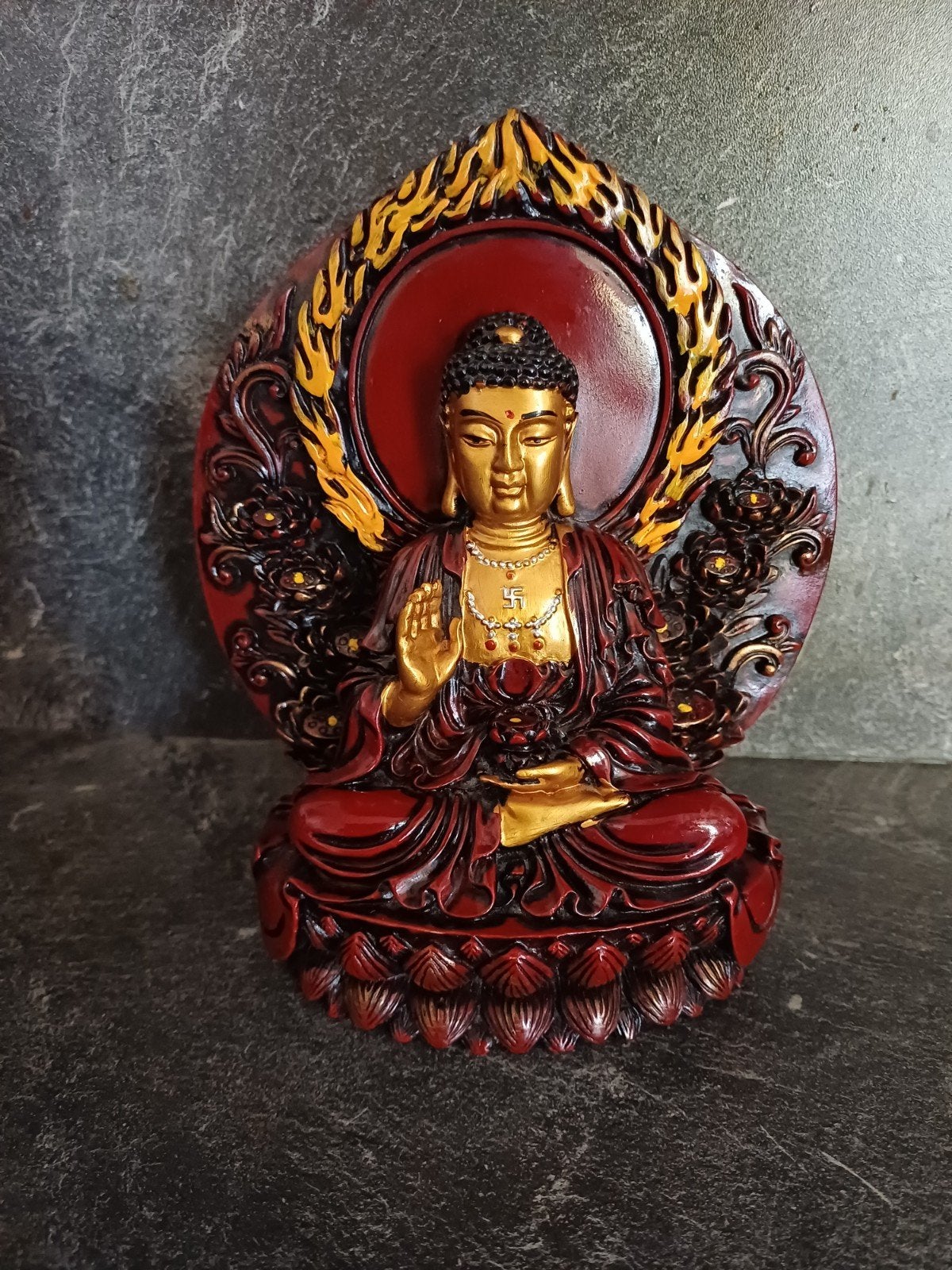 Boeddha beeld rood/goud - 17 cm hoog, Ophalen of Verzenden
