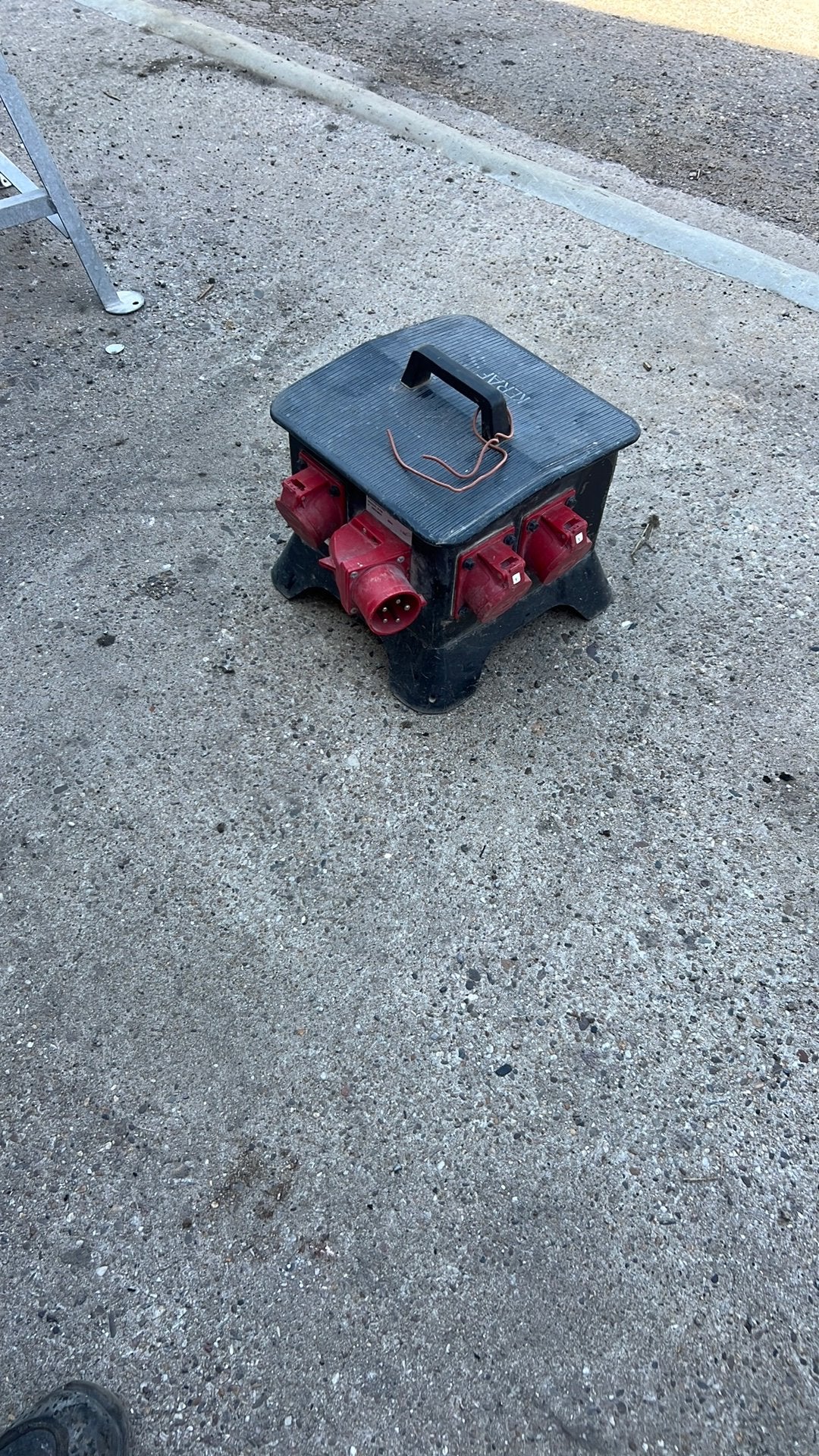 Kerraf Stroomverdeler 230V/400V, 32A, 9KG, IP44, Ophalen