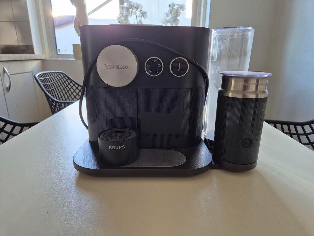 Krups Nespresso Expert & Milk met koffiecups, Ophalen, Koffiemachine, Zo goed als nieuw, Koffiepads en cups