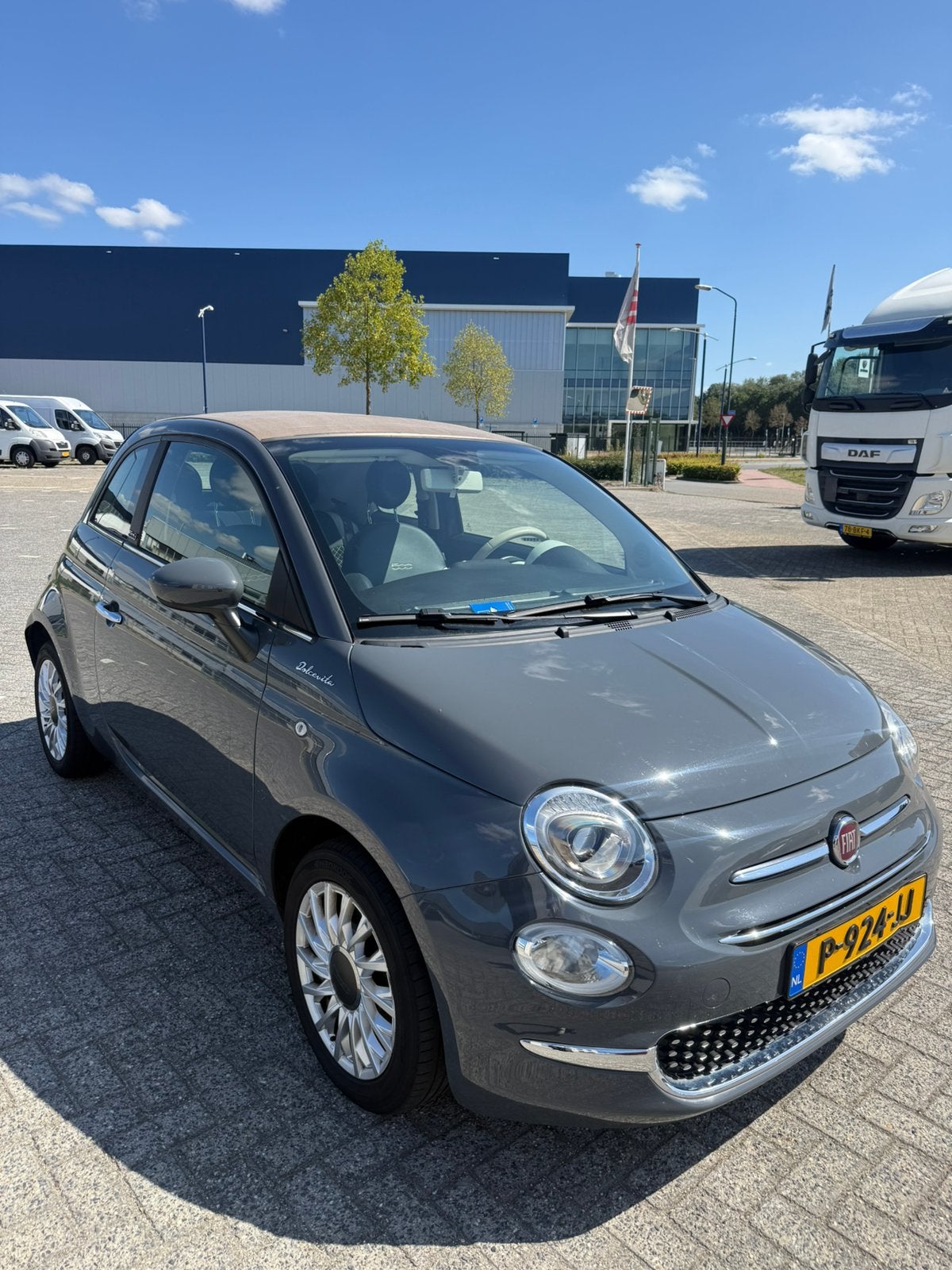 Fiat 500 1.0 Dolcevita Hybrid 2022 Grijs, Auto's, Fiat, Voorwielaandrijving, 40 €/maand, 4 stoelen, Handgeschakeld
