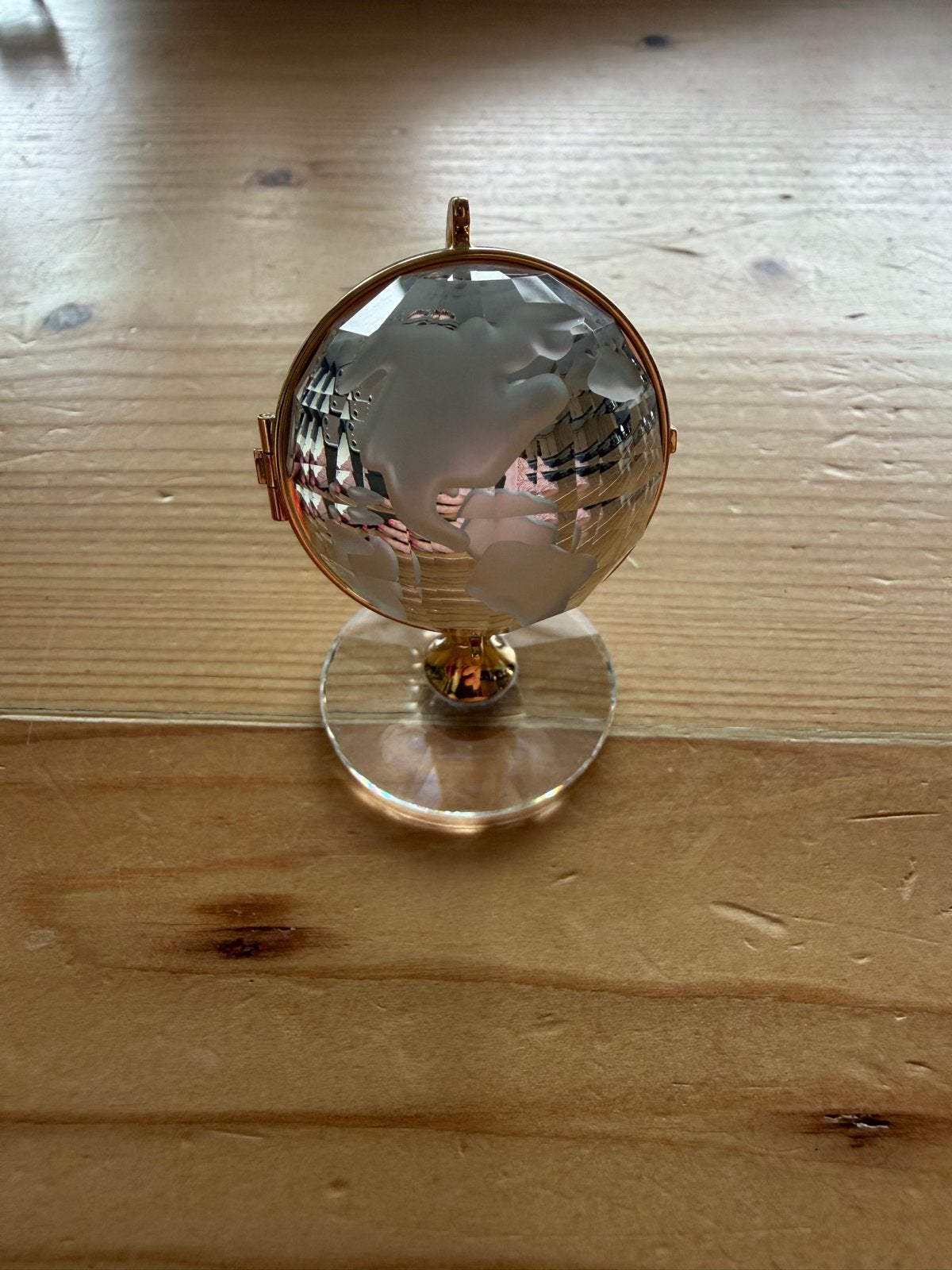 Swarovski Kristal Wereldbol met Uitklapbare Klok (Verguld), Ophalen of Verzenden, Zo goed als nieuw, Figuurtje