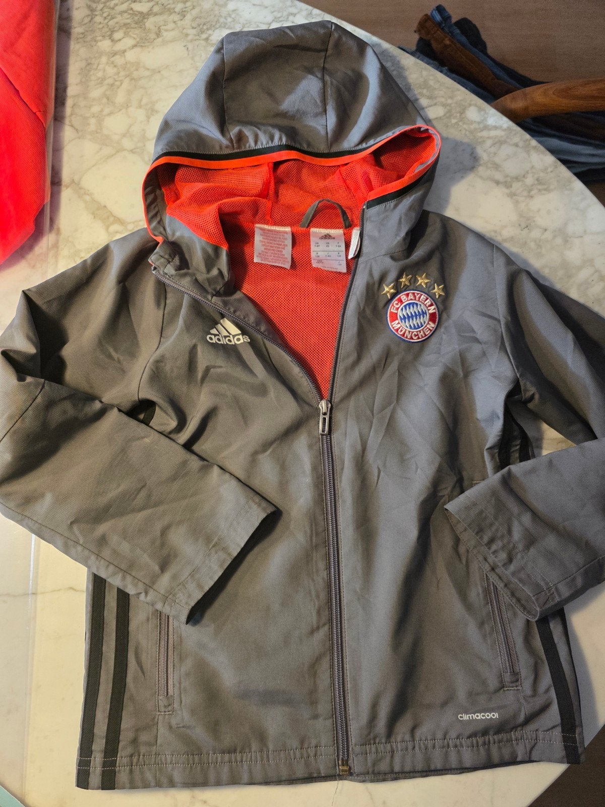 Adidas FC Bayern München Jas Maat 128 - Goede Conditie, Ophalen of Verzenden, Gebruikt, Adidas, Jas
