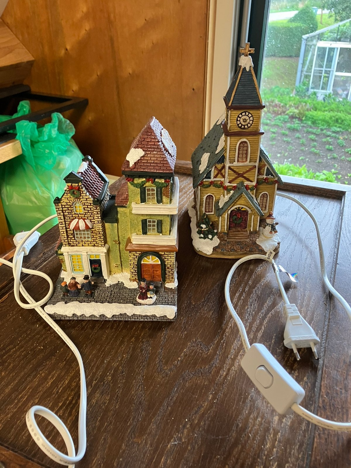 Twee kersthuisje kerk kersthuisjes met verlichting zgan, Diversen, Ophalen of Verzenden, Zo goed als nieuw