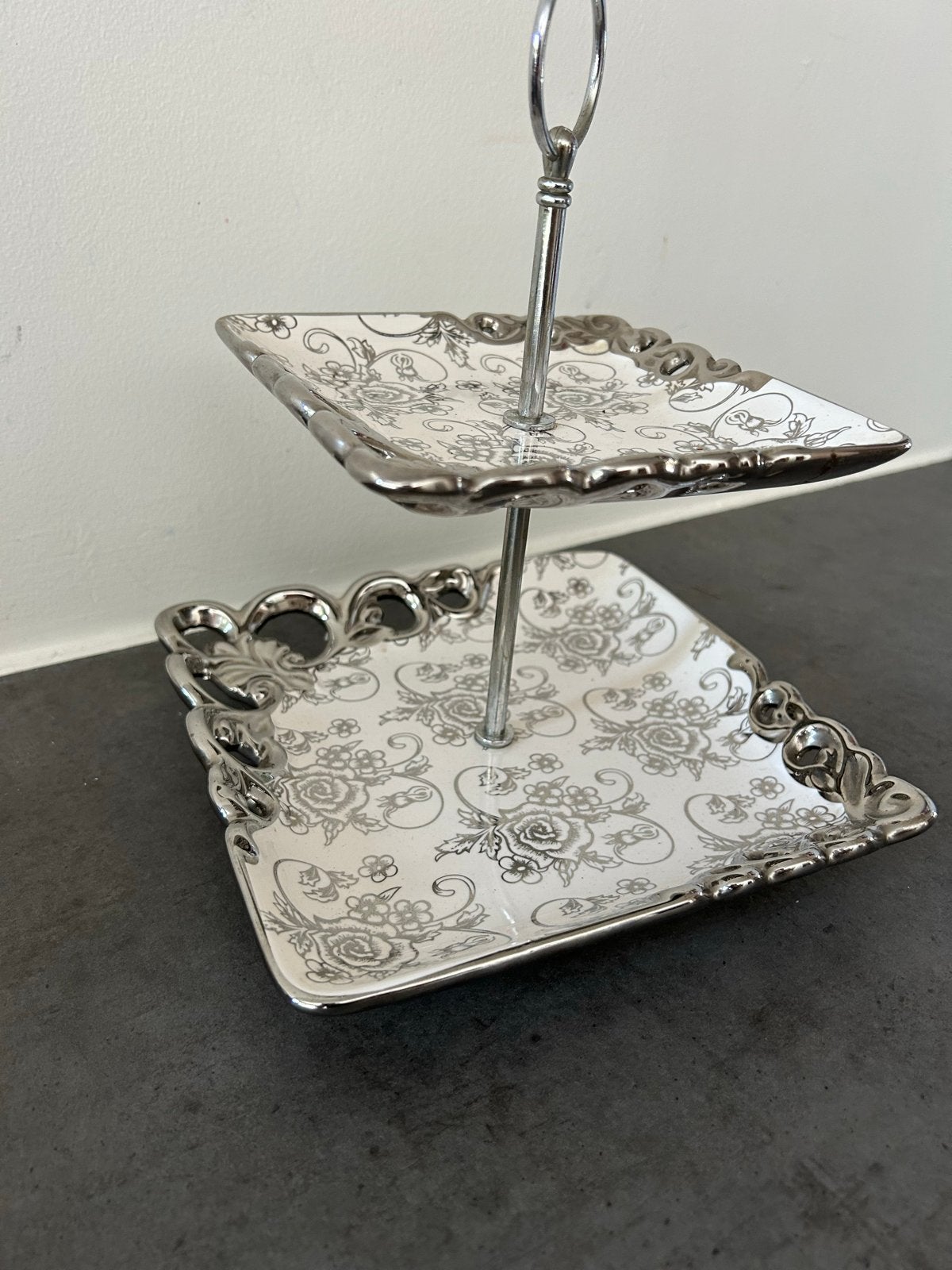 Elegante etagere met 2 lagen - wit met zilveren bloemen, Porselein of Keramiek, Schaal, Vierkant, Ophalen of Verzenden