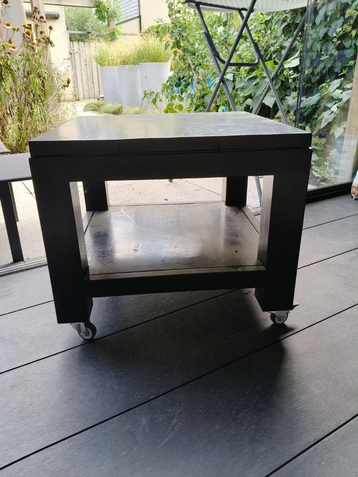 Twee zwarte teak.houten bijzettafel op wieltjes, Huis en Inrichting, Tafels | Bijzettafels, Gebruikt, Modern, Industrieel, Vierkant