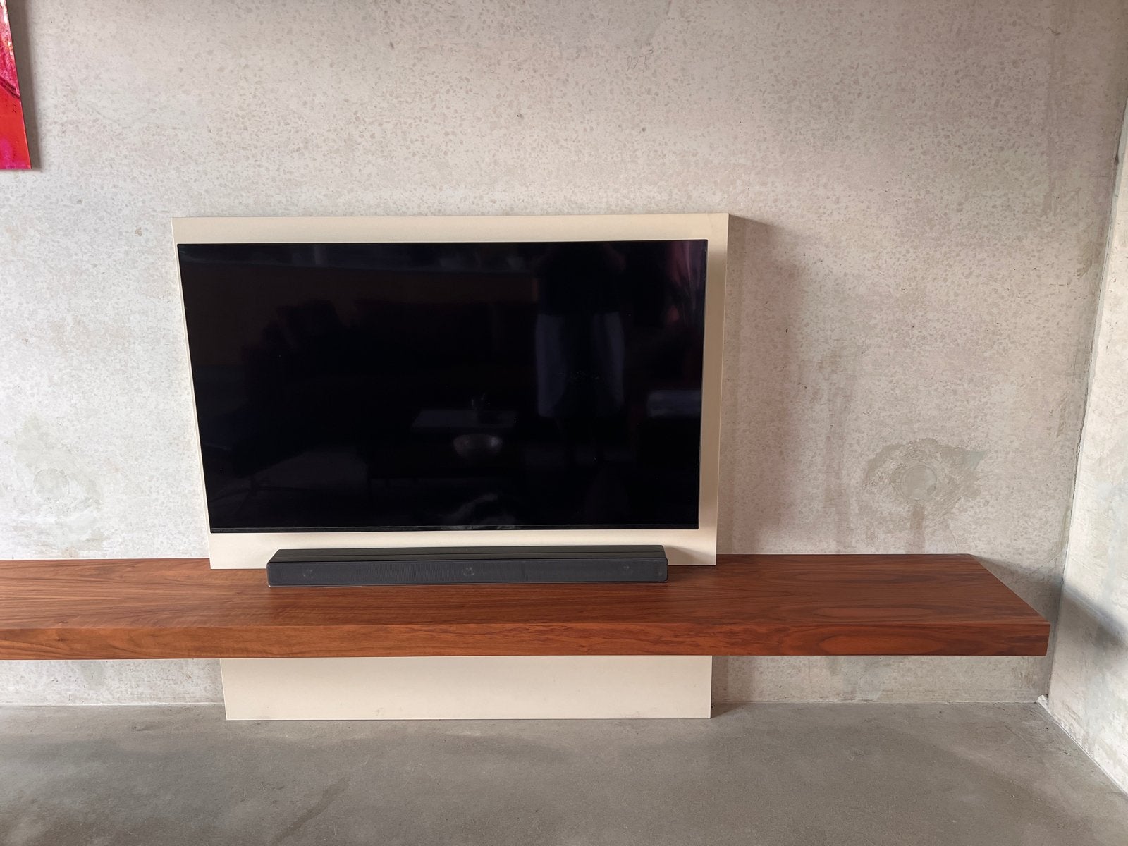 Buitenkansje! Zwevend maatwerk TV-meubel notenhout, Gebruikt, 100 tot 150 cm, Ophalen of Verzenden, 200 cm of meer