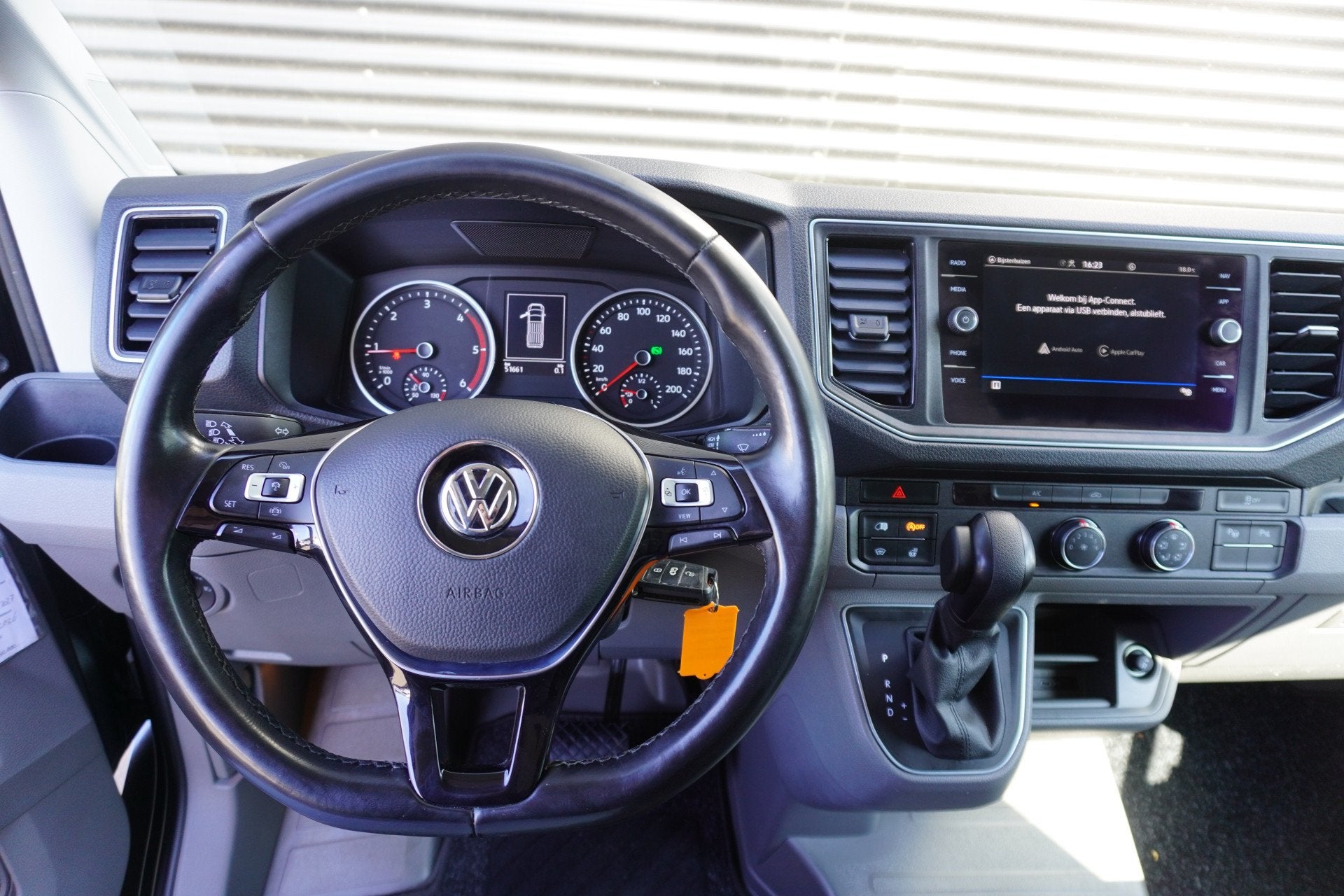 Volkswagen Crafter 140pk Automaat L3H3/L2H2 75 Edition Leder, Auto's, Gebruikt, Volkswagen, 3000 kg, Bedrijf