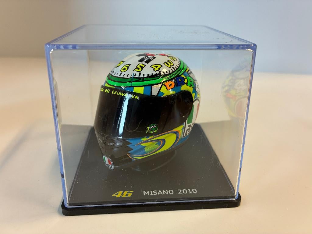 69763: Helm - MotoGP - Valentino Rossi - Misano 2010 - 1:5, Hobby en Vrije tijd, Modelauto's | 1:5 tot 1:12, Overige typen, Zo goed als nieuw