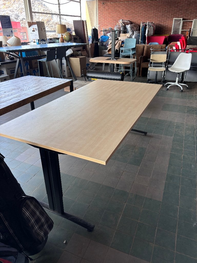 BUREAU MET LICHT HOUTEN BLAD EN ZWART ONDERSTEL, Huis en Inrichting, Bureaus, Gebruikt, Overige typen, Overige merken, Overige stijlen