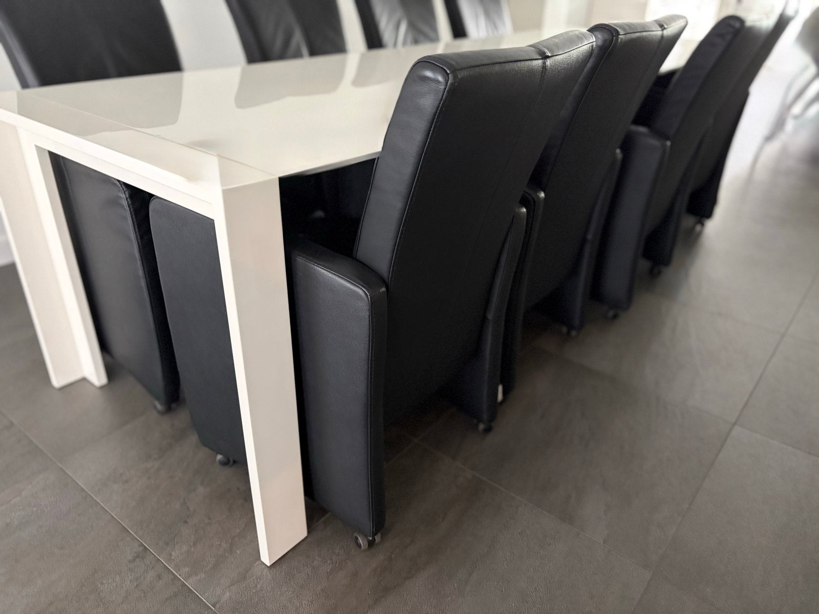 Foto 10 van Uitschuifbare eettafel met 8 lederen stoelen op wieltjes