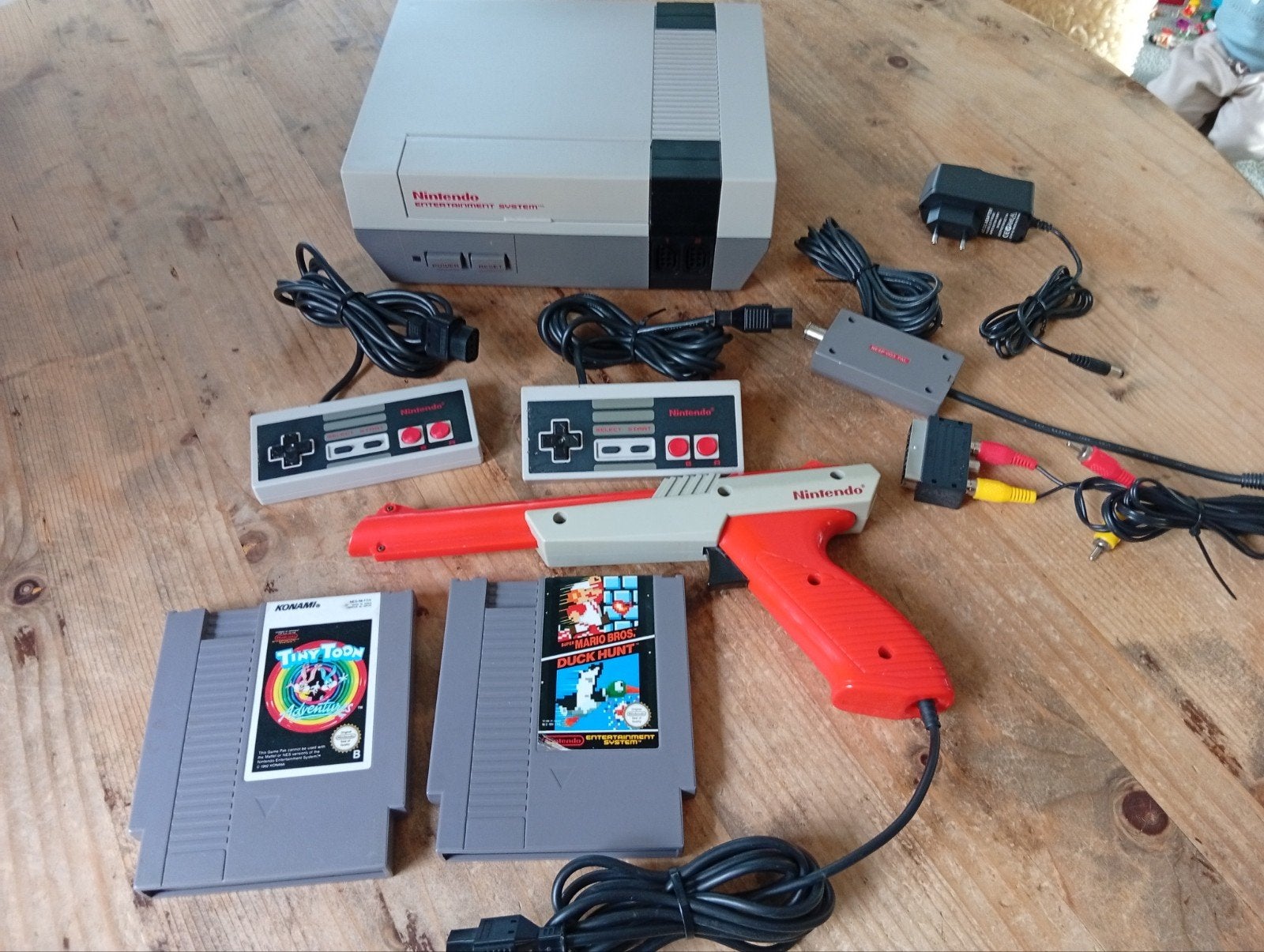 Gereinigde Nintendo Nes Action Set met 2 in topstaat, Ophalen of Verzenden, Zo goed als nieuw, Met 2 controllers, Met games