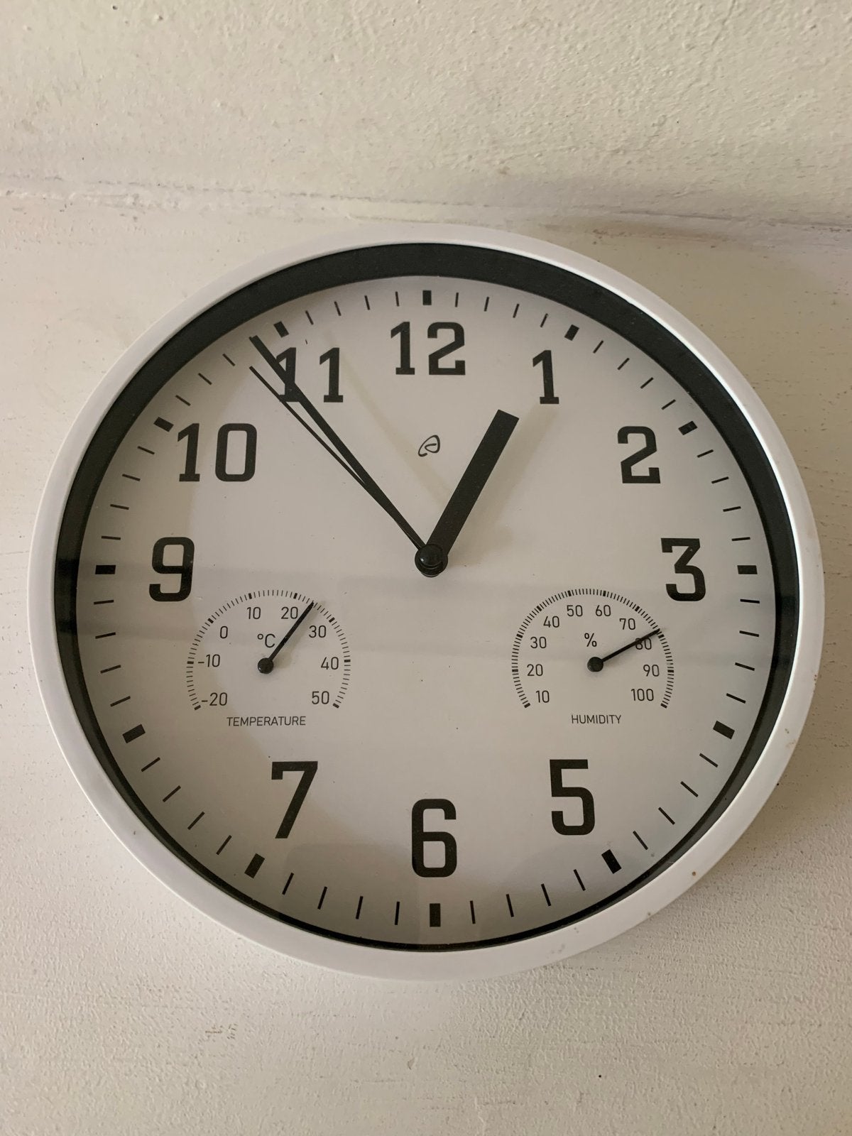 Moderne Zwart-Witte Wandklok met Thermometer en Hygrometer, Wandklok, Wit, Analoog, Ophalen of Verzenden
