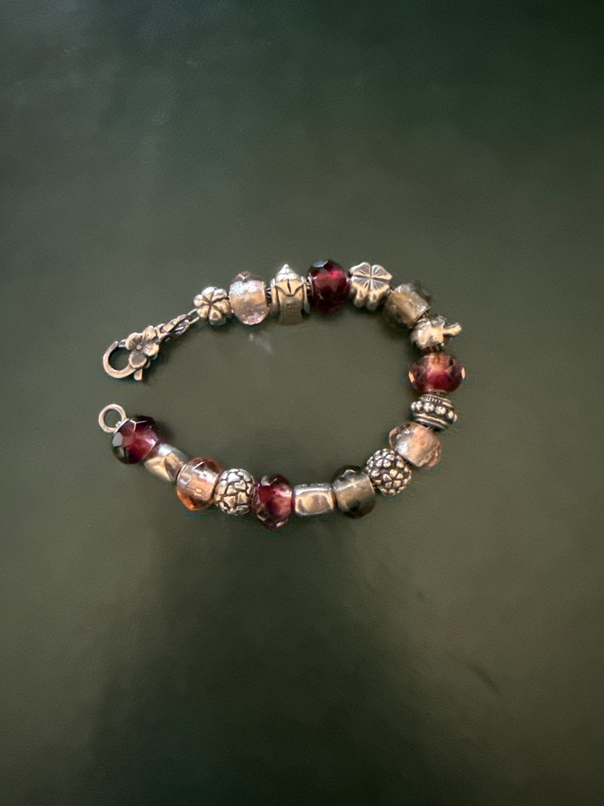 Foto 2 van Trollbeads armband met glaskralen, bedels ook deels pandora