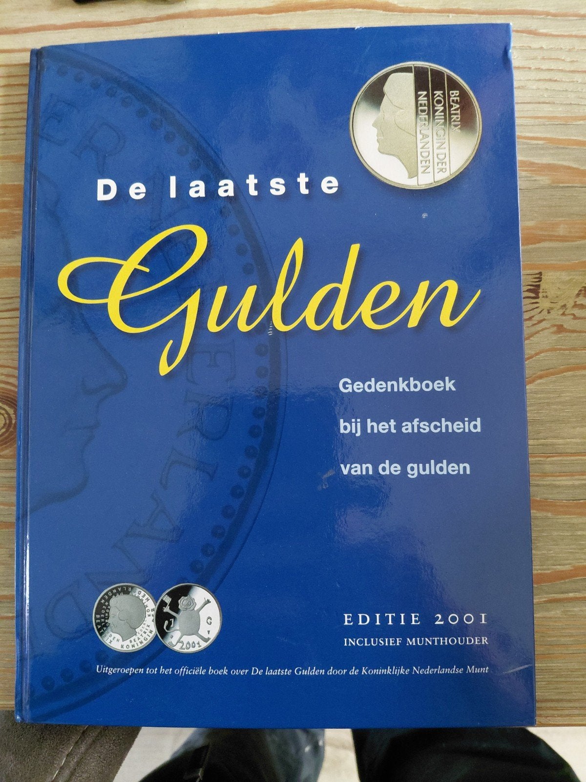De Laatste Gulden Gedenkboek met muntset - Editie 2001, Postzegels en Munten, Ophalen of Verzenden, Koningin Beatrix, Overige waardes