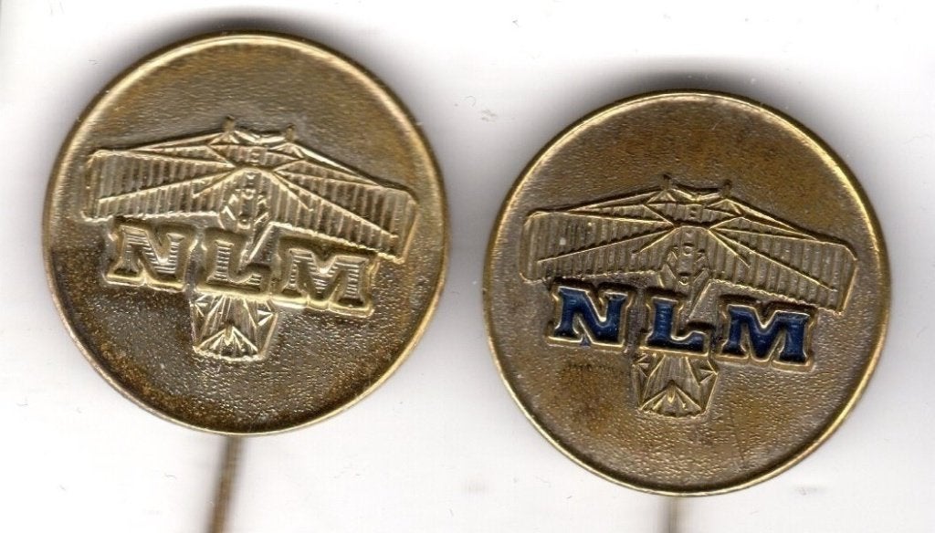 2 speldjes NLM NATIONAAL LUCHTVAARTMUSEUM VLIEGTUIG (A3), Verzamelen, Speldjes, Pins en Buttons, Ophalen of Verzenden, Zo goed als nieuw