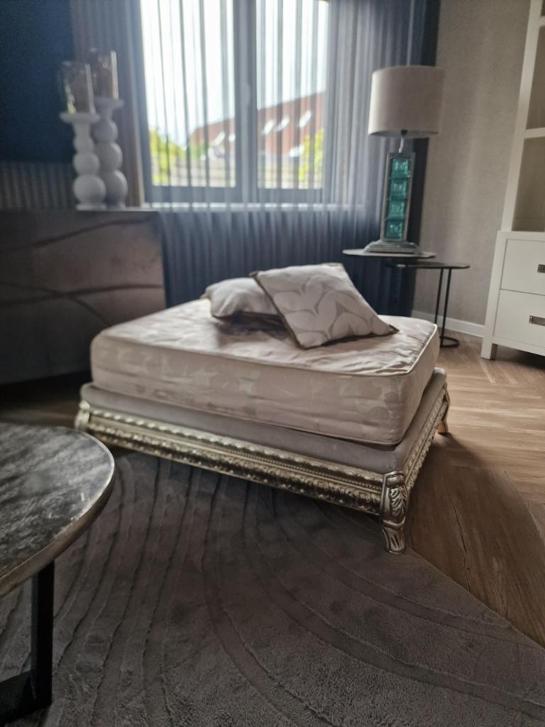 Poef / hocker met bewerkt onderstel, Huis en Inrichting, Ophalen, Zo goed als nieuw