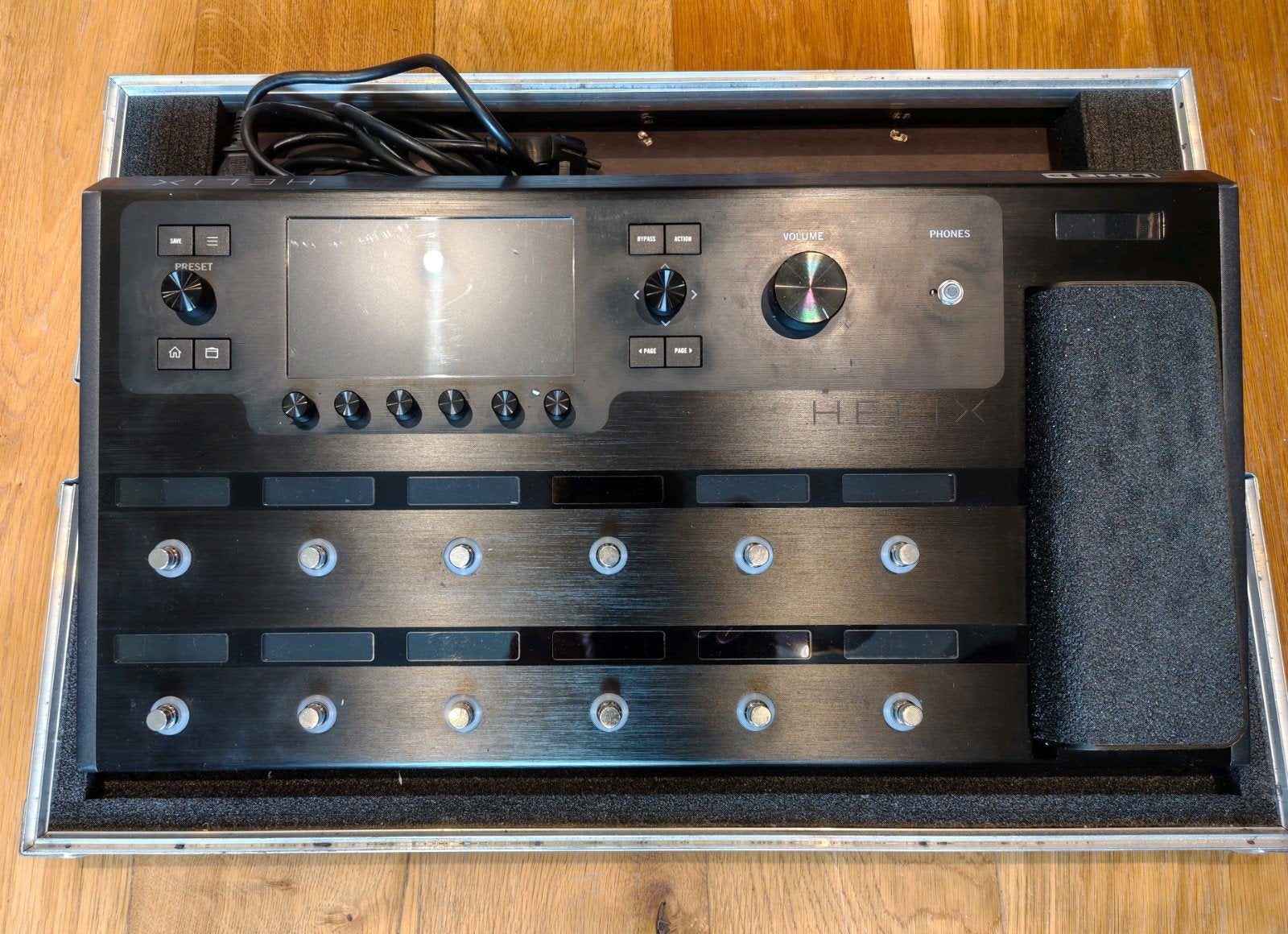 Line 6 Helix floorboard + Thon hardcase, Muziek en Instrumenten, Ophalen of Verzenden, Gebruikt, Multi-effect