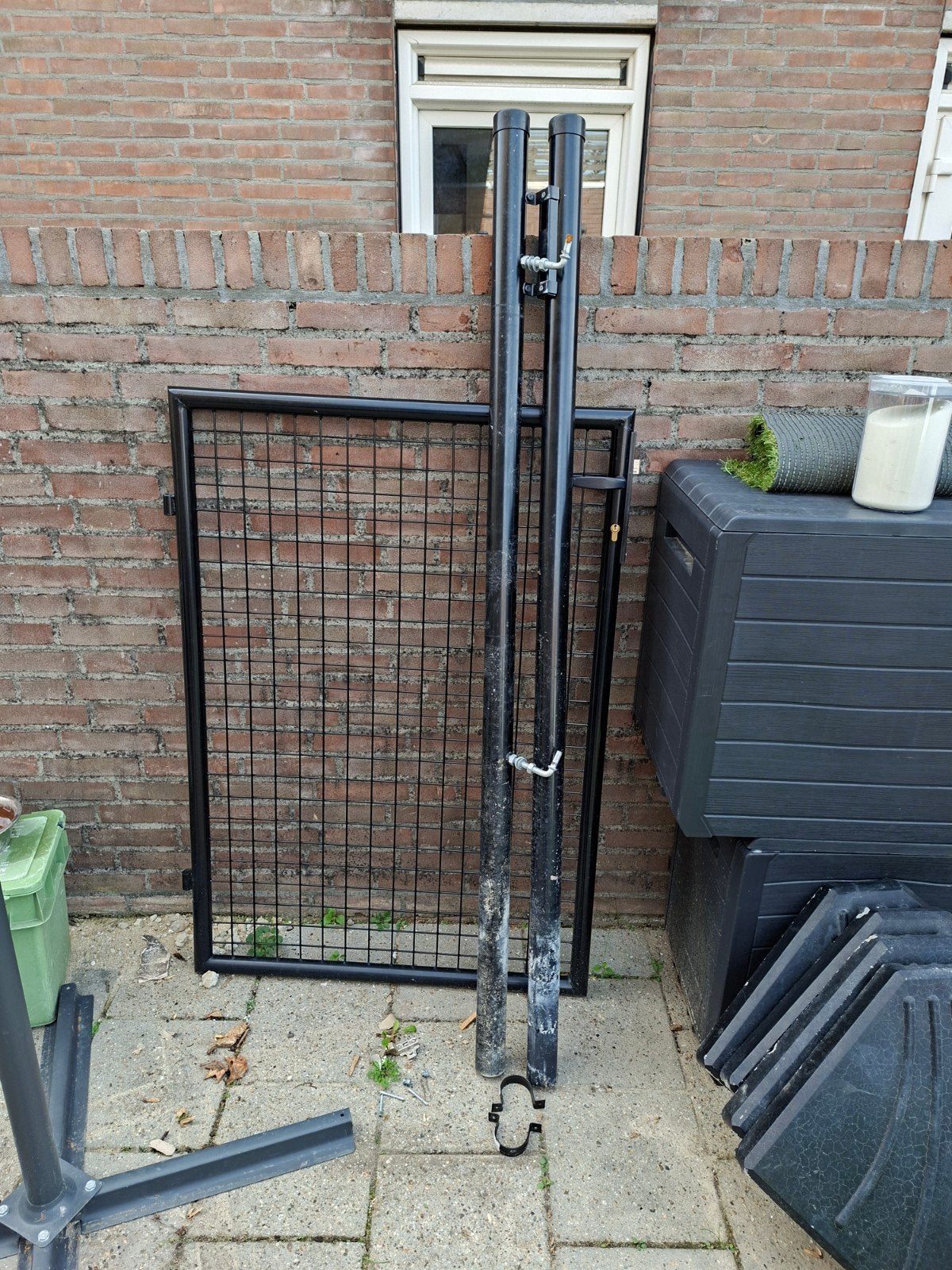 Zwart metalen poort met palen en sleutel, Tuin en Terras, Ophalen, Gebruikt, Looppoort, 150 tot 200 cm