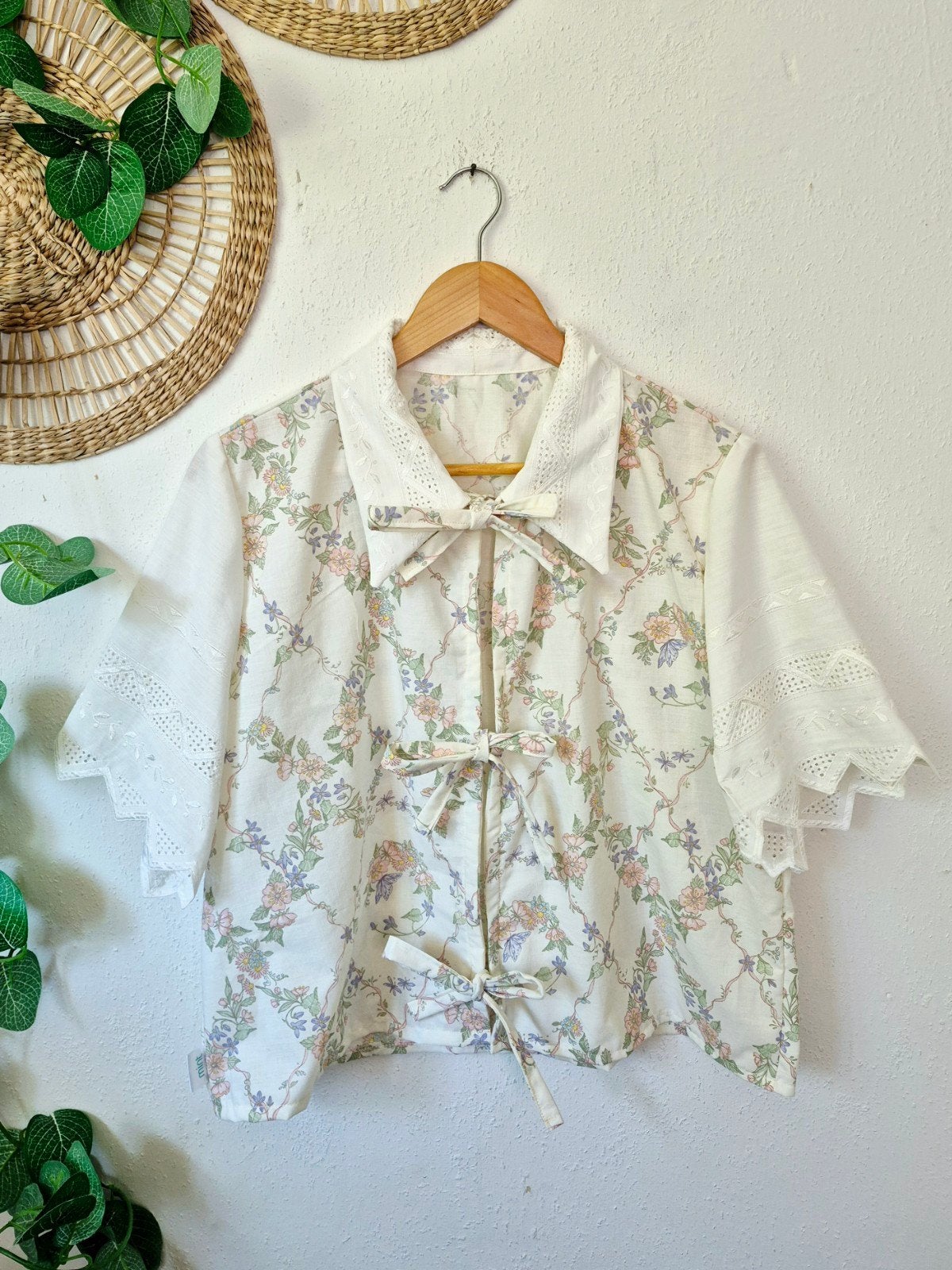 Handgemaakte blouse met broderie kraagje en mouwen S-XL, Kleding | Dames, MINT UPCYCLING, Ophalen of Verzenden, Zo goed als nieuw