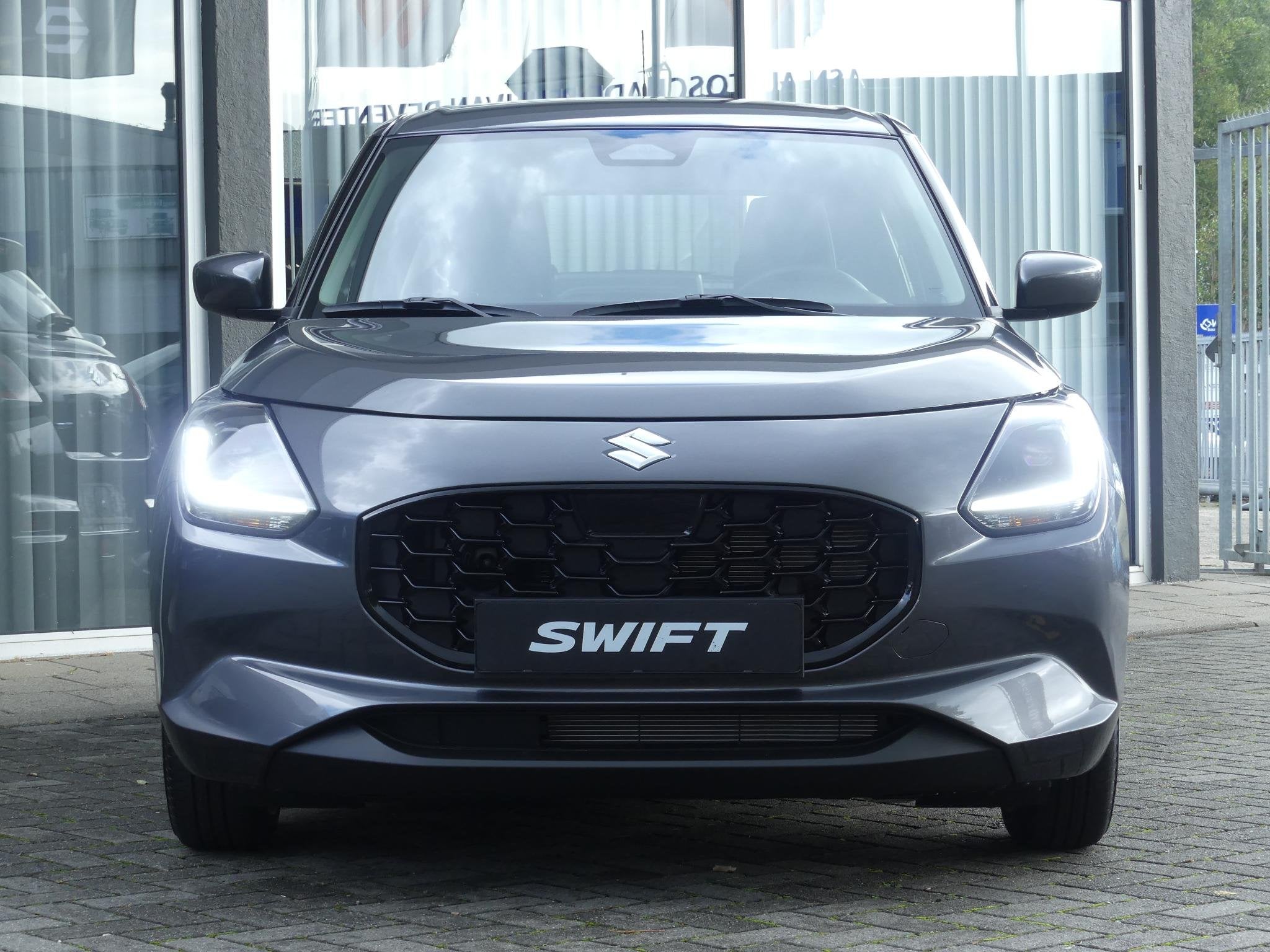 Suzuki Swift 1.2 Comfort Smart Hybrid NIEUW, Uit voorraad le, Auto's, Voorwielaandrijving, 12 maanden, Stof, Euro 6