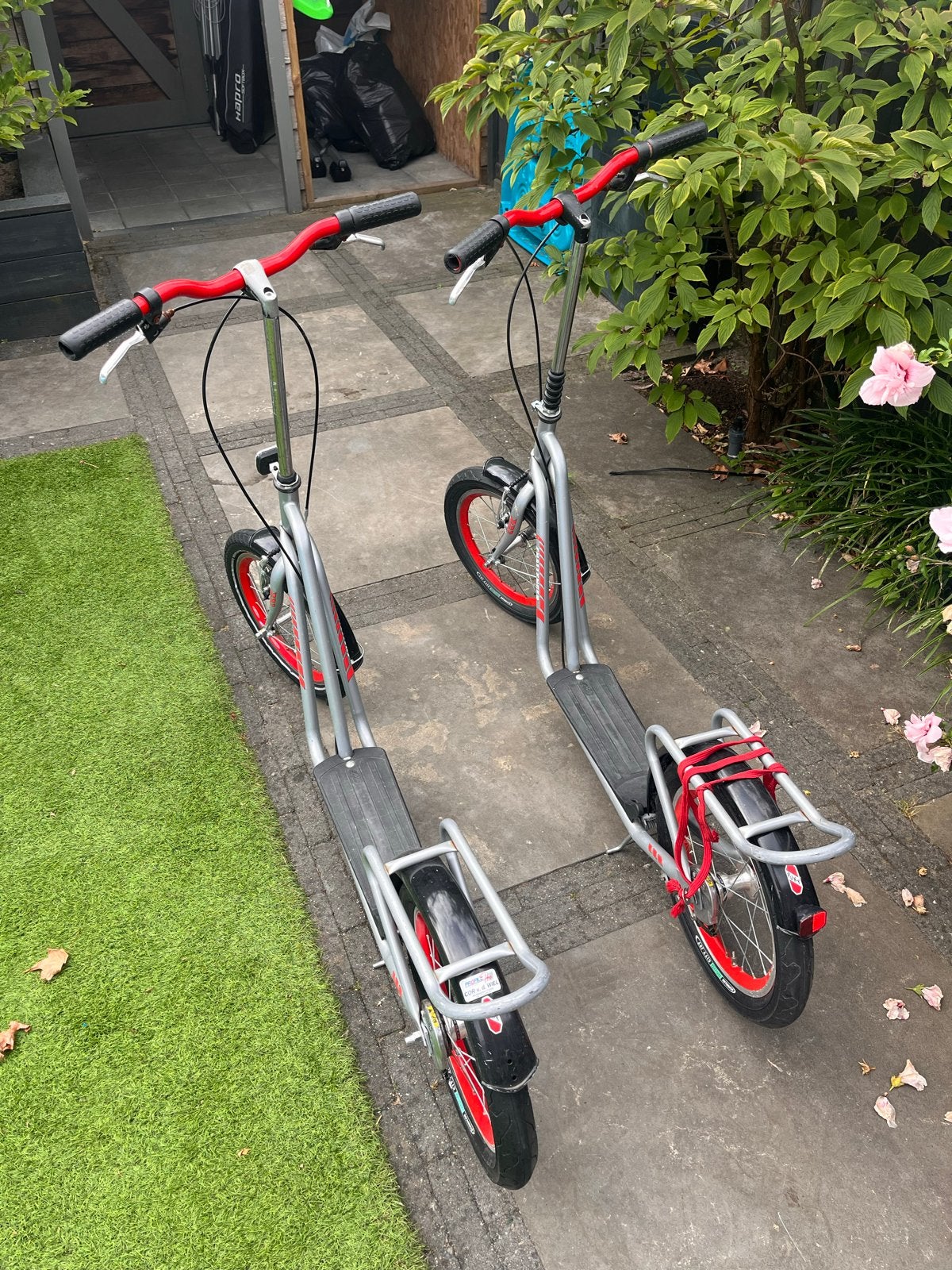 Twee Kickbikes (step) Challenger, zilver/rood, Fietsen en Brommers, Steps, Ophalen, Gebruikt, Kickbike