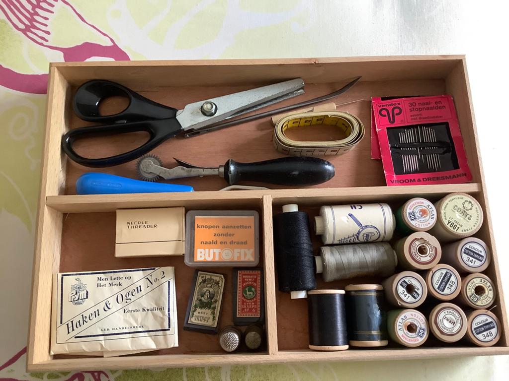 Vintage oude naaidoos/kist dubbellaag met veel inhoud, Ophalen of Verzenden, Gebruikt, Overige typen