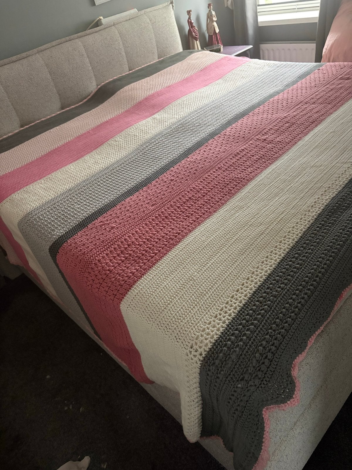 Gehaakte sprei/woondeken in roze, grijs en wit, Huis en Inrichting, Ophalen of Verzenden, Zo goed als nieuw, Plaid, Gebreid