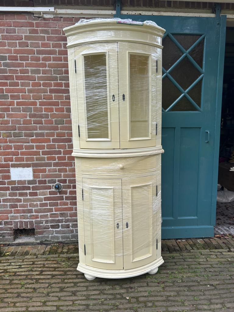 Crèmekleurige hoekkast met vitrine en opbergruimte, Ophalen of Verzenden, Zo goed als nieuw, 25 tot 50 cm, 200 cm of meer
