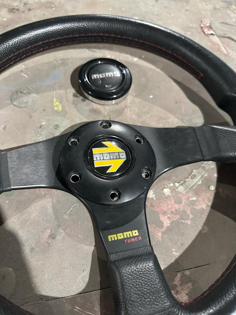 Momo Tuner sportstuur - Zwart leer met rode stiksels, Auto-onderdelen, Ophalen of Verzenden, Gebruikt, Universele onderdelen