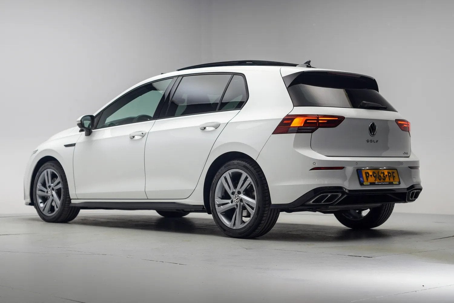 Volkswagen Golf 1.5 TSI R-Line Aut. [ Panoramadak Adapt.crui, Auto's, 4 cilinders, Wit, Bedrijf, 1252 kg