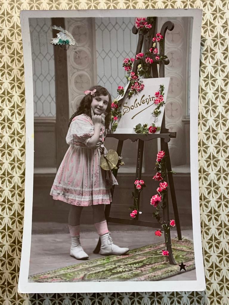 Souvenir - meisje met palet en schildersezel, Ophalen of Verzenden, Voor 1920, Gelopen, Kinderen