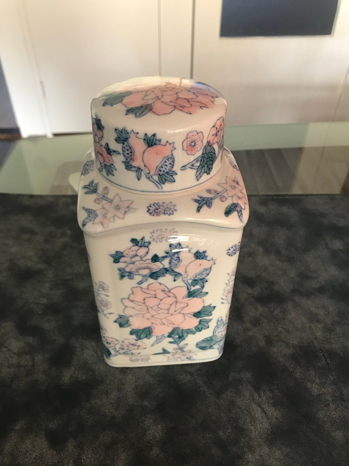Decoratieve Chinese theebus met bloemmotief, Ophalen